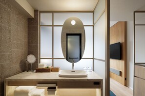 バスアメニティ (無料)、ヘアドライヤー、スリッパ、ビデ