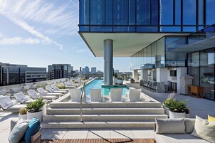 Una piscina al aire libre de temporada