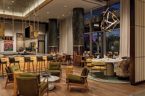 2 bars/lounges