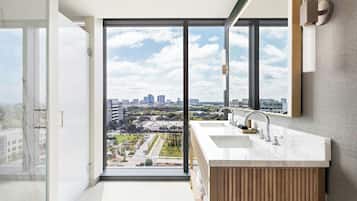 Deluxe Room, 1 King Bed, Non Smoking, Corner | Bathroom