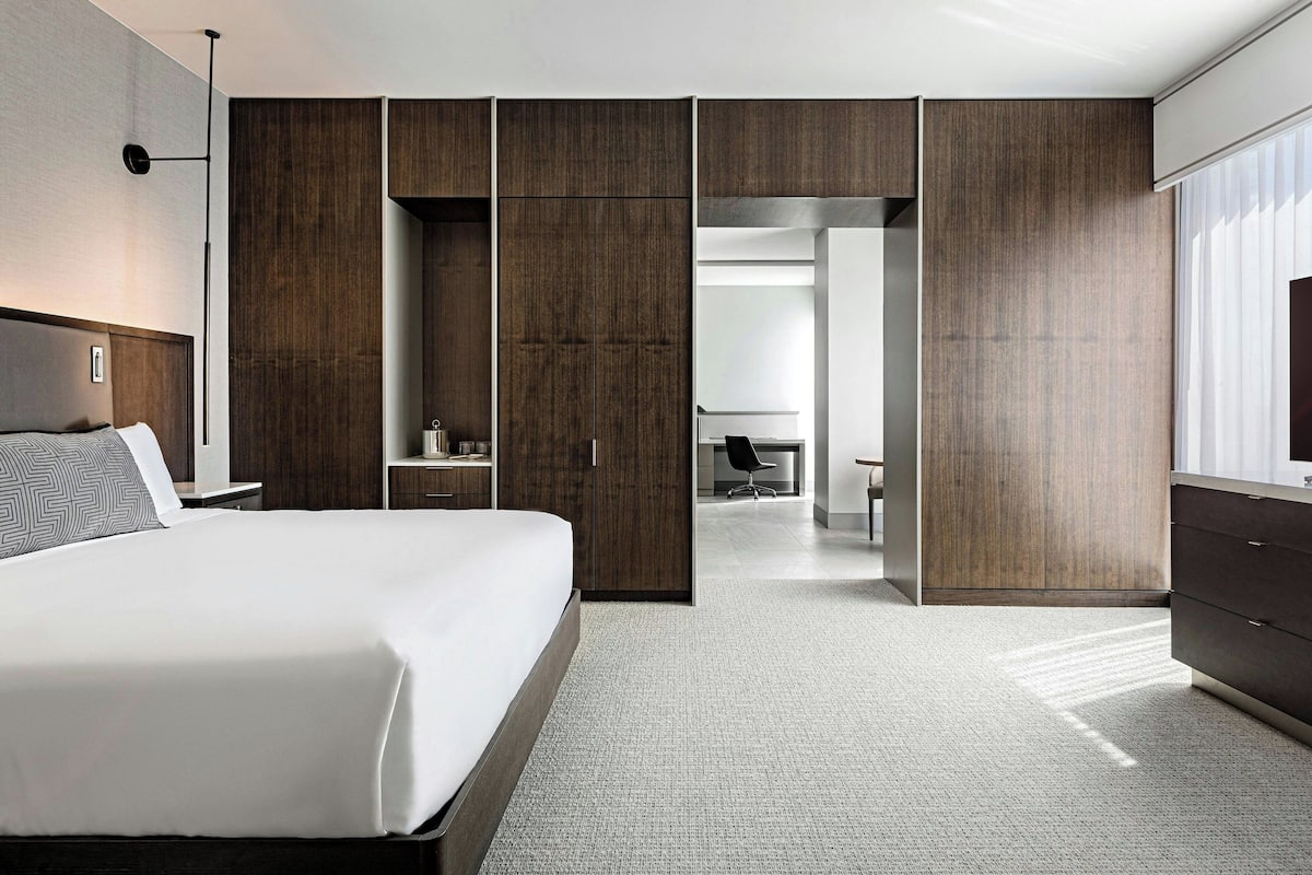 Minibar, WiFi, bed sheets