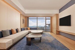 Deluxe Suite, 1 King Bed, City View