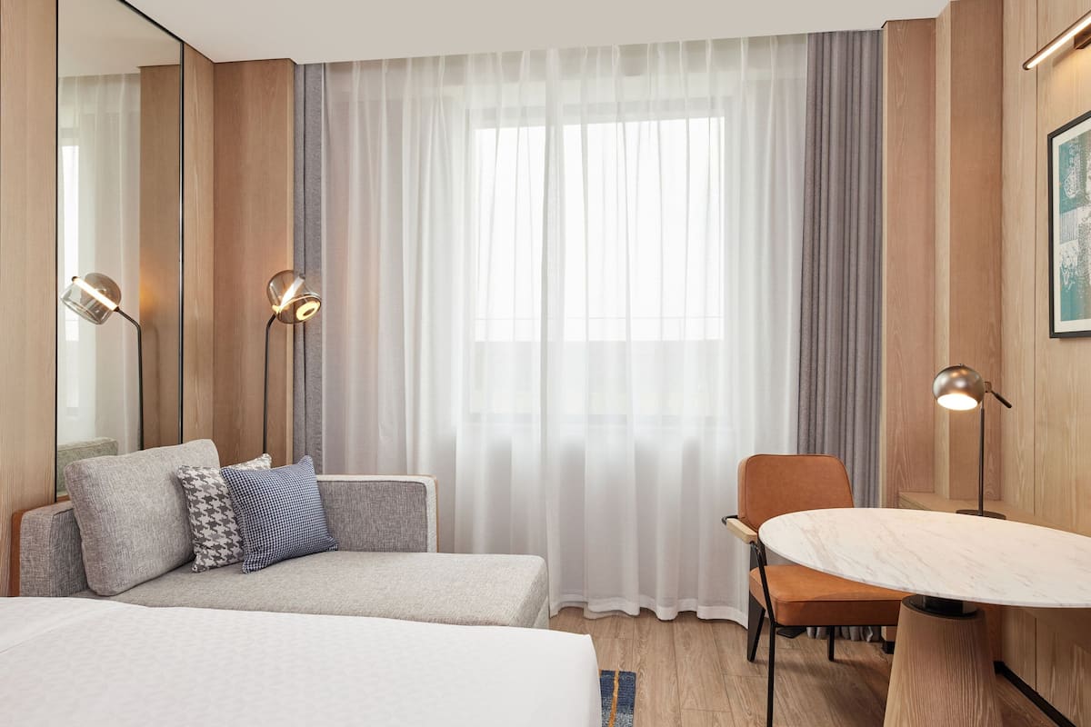 1 bedroom, Egyptian cotton sheets, premium bedding, down duvets
