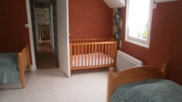 5 bedrooms, iron/ironing board, travel cot