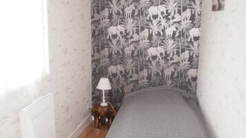 5 bedrooms, iron/ironing board, travel crib