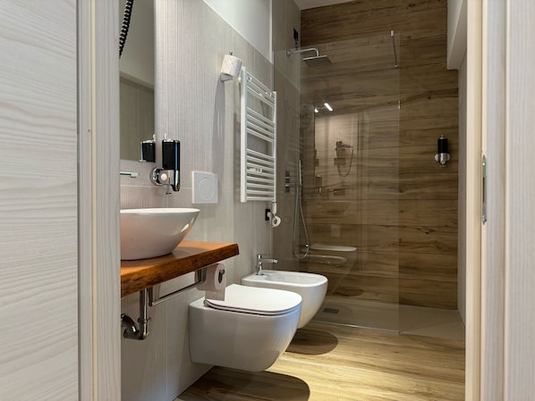 Deluxe Double or Twin Room | Bathroom