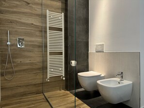 Deluxe Triple Room | Bathroom | Shower, rainfall showerhead, hair dryer, bathrobes - AdisArtur Elegant Rooms (Orzinuovi)