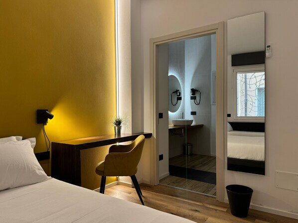 Chambre triple Deluxe | Décor unique, ameublement unique, bureau