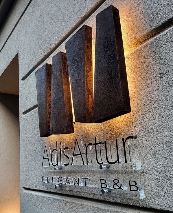 A sign with the name "AdisArtur" and the words "FLECHANT B&B" indicating a bed and breakfast establishment. - AdisArtur Elegant Rooms (Orzinuovi)