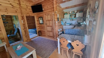 3 habitaciones, tabla de planchar con plancha y ropa de cama