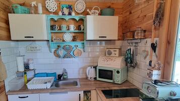 KĂŒhlschrank, Mikrowelle, Herdplatte, Wasserkocher mit Kaffee-/Teezubehör