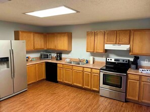Fridge, microwave, oven, stovetop - Easy drive to Lackland AFB/Sea World. Modern
(San Antonio)