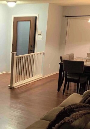 Interior - Easy drive to Lackland AFB/Sea World. Modern
(San Antonio)