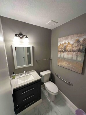 Haartrockner, Handtücher, Seife, Shampoo