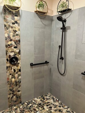 Dusch, hårtork, handdukar och tvål