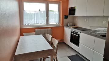 Frigorífico, microondas, horno y placa de cocina