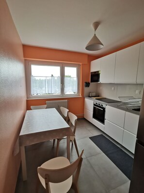 Fridge, microwave, oven, stovetop - Appartement Spacieux ,calme et Proche du Centre. Idéal Pour Visiter L'alsace (Mulhouse)