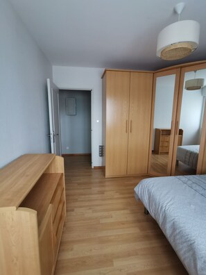 2 soverom, skrivebord, strykejern/-brett og wi-fi (inkludert)