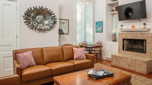 Hus, flere senger, terrasse, hageutsikt (Canal Of A Good Time) | Oppholdsområde | En 42-tommers Flatskjerm-TV med digitale kanaler samt peis