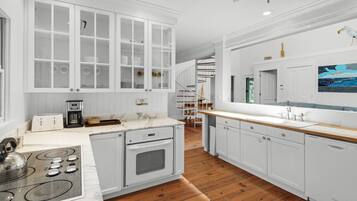 House, Multiple Beds, Patio, Garden View (Canal Of A Good Time) | Private kitchen | Fridge, microwave, oven, stovetop