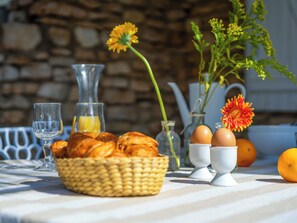 A breakfast table with bread, eggs, and a basket of pastries. - Rental in a quiet setting with pool n°5 (La Roque-sur-Pernes)