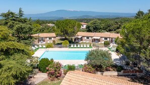 A villa with a swimming pool surrounded by lush greenery and a mountain view. - Rental in a quiet setting with pool n°5 (La Roque-sur-Pernes)