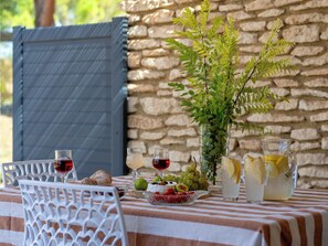 Outdoor dining - Stone pavilion in the heart of Provence. (La Roque-sur-Pernes)