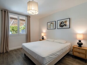 2 bedrooms, travel cot, WiFi, bed sheets - Stone pavillion in Provence. (La Roque-sur-Pernes)