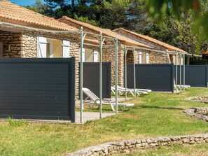 Terrace/patio - Stone pavillion in Provence. (La Roque-sur-Pernes)