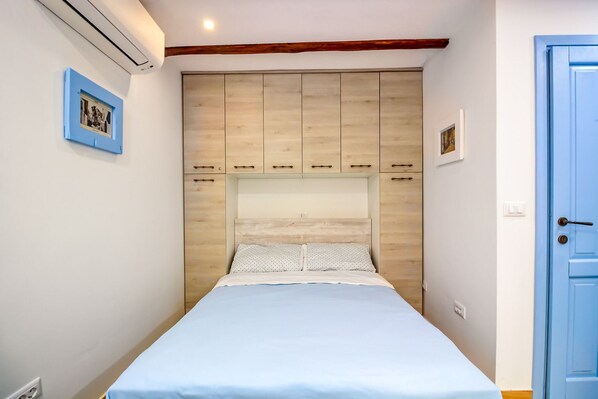1 bedroom, desk, free WiFi, bed sheets