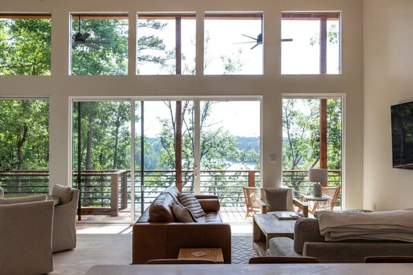 Smart TV - Sunset Views-Modern Lake Retreat (Arley)