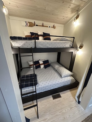3 habitaciones, escritorio, tabla de planchar con plancha y wifi gratis