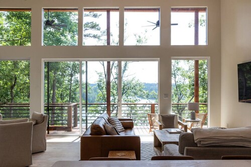 Sunset Views-Modern Lake Retreat