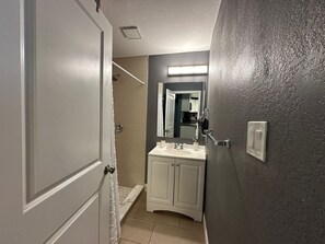 Shower, towels, soap, shampoo - Gran casa para 8 cerca de Atraciones (Tampa)