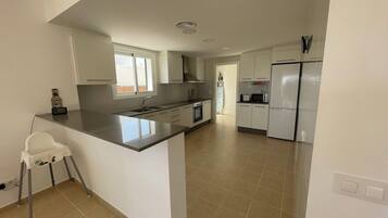 Een koelkast, een magnetron, een oven, een kookplaat