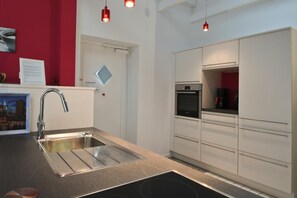 Kjøleskap, ovn, kokeplater og oppvaskmaskin