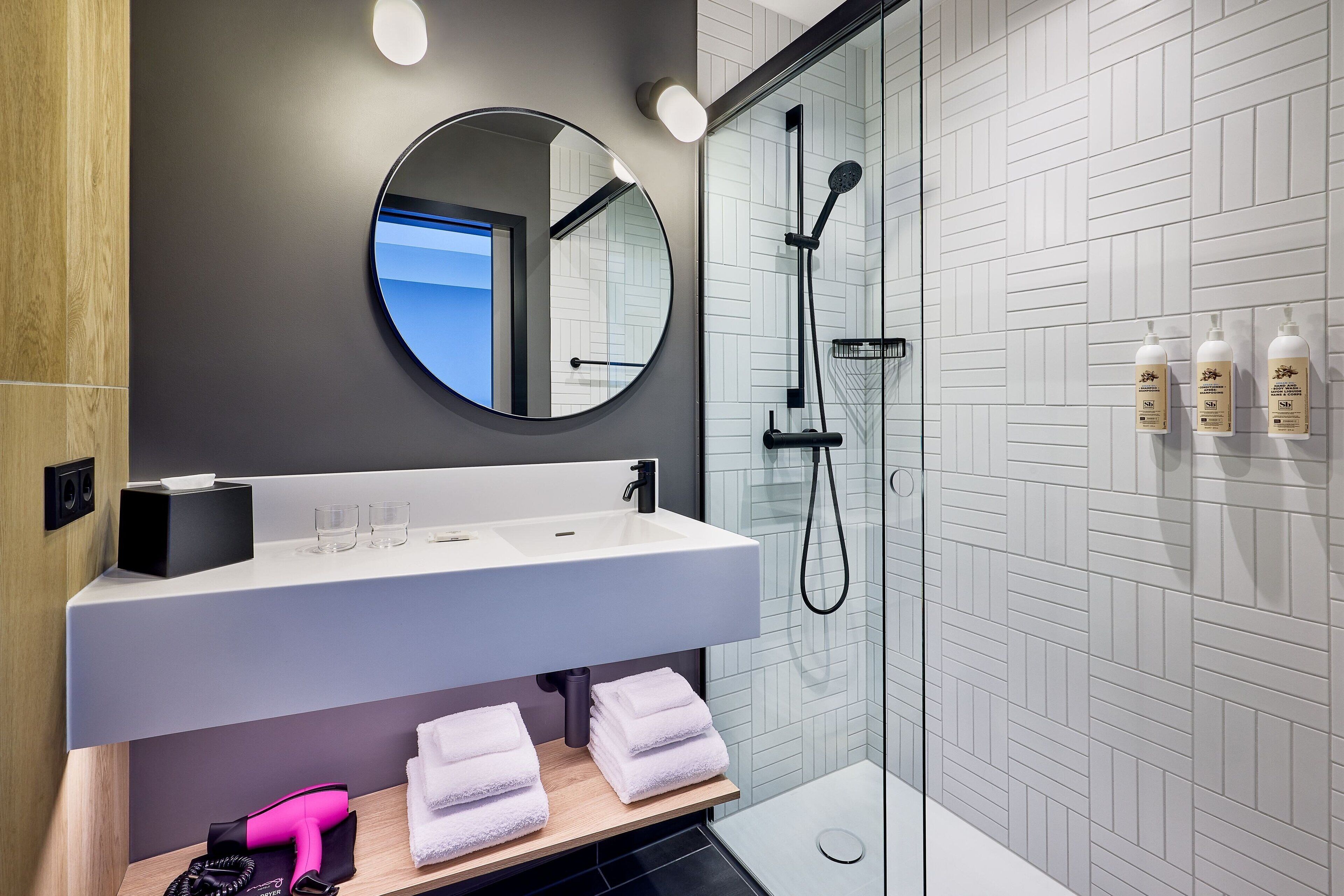 Douche, sèche-cheveux, serviettes fournies