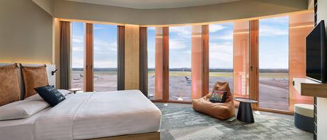 Room, 1 Queen Bed | Soundproofing, iron/ironing board, free cribs/infant beds, free WiFi