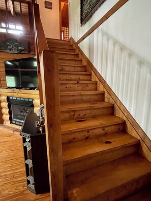 Interior - “Almost Heaven” a beautiful log cabin located in a lake and golfing resort! (Drasco)