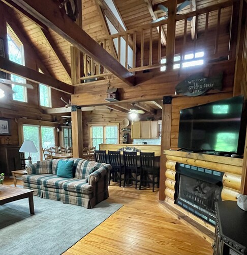 “Almost Heaven” a beautiful log cabin located in a lake and golfing resort! 