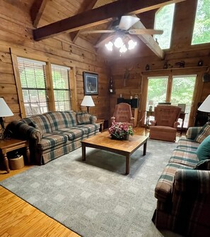 Smart TV - “Almost Heaven” a beautiful log cabin located in a lake and golfing resort! (Drasco)