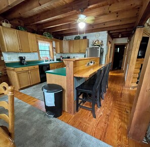 Fridge, microwave, oven, stovetop - “Almost Heaven” a beautiful log cabin located in a lake and golfing resort! (Drasco)