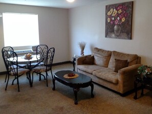 Familie appartement | Woonruimte | Een 32-inch ledtelevisie met satellietzenders