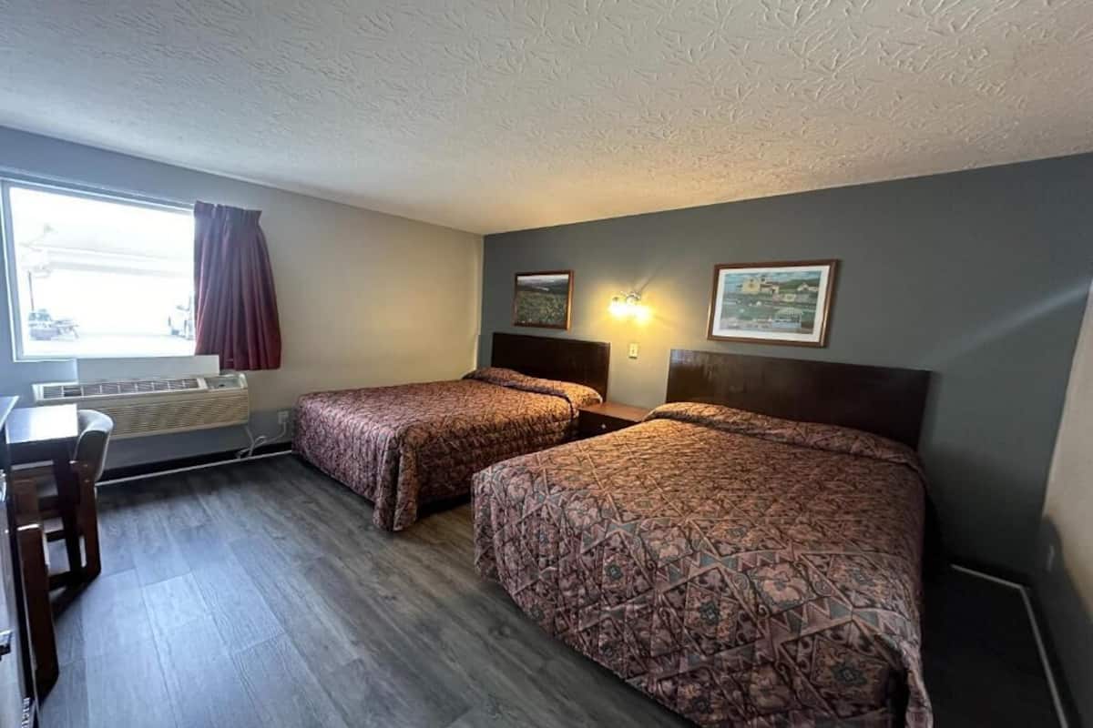 Senior Room | 1 bedroom, desk, laptop workspace, free WiFi