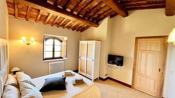 7 camere, una cassaforte in camera, una scrivania, ferro/asse da stiro