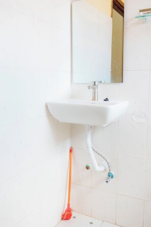 Regadera, toallas, jabón, papel de baño 