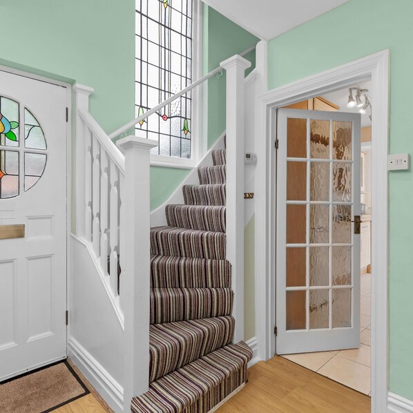 House | 3 bedrooms - Pebble Corner With Free Parking By My Getaways (Worthing)