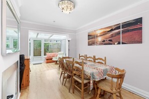 House | 3 bedrooms - Pebble Corner With Free Parking By My Getaways (Worthing)