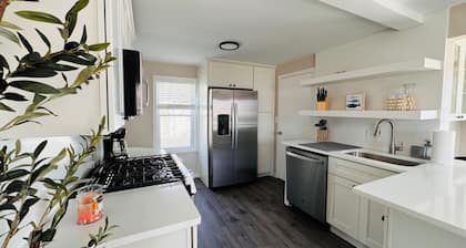 Welcome to your Cozy Oceanside Oasis! Sleeps 10! Water Access from the Backyard!