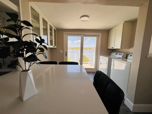 Welcome to your Cozy Oceanside Oasis! Sleeps 10! Water Access from the Backyard!